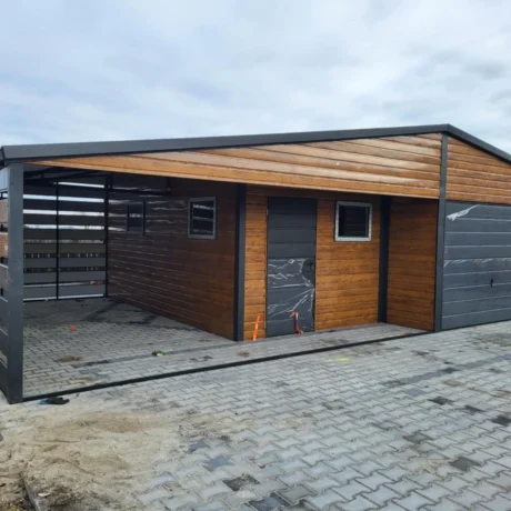 Plechová garáž 12×6 s prístreškom – moderné a funkčné riešenie